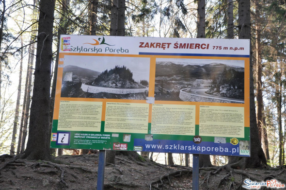 Tablica informacyjna na parkingu przy Zakręcie Śmierci