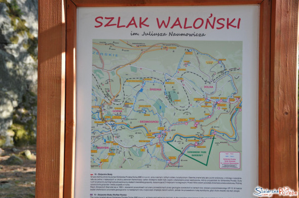 tablica informacyjna przy Zbójeckich Skałach