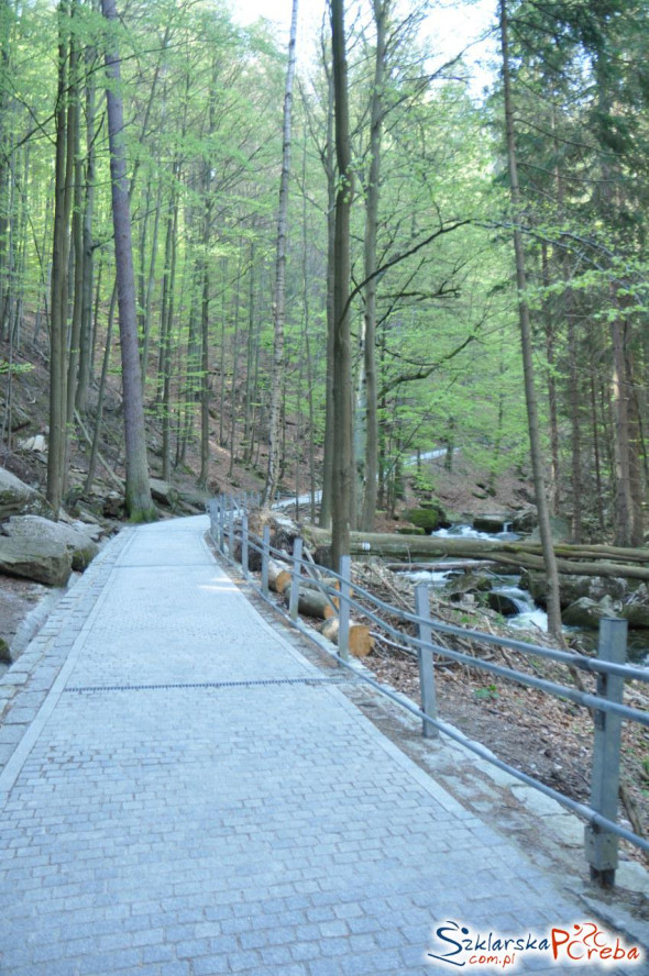 droga do Wodospadu Szklarki i Schroniska Kochanówka