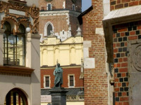 pomnik Adama Mickiewicza na rynku.