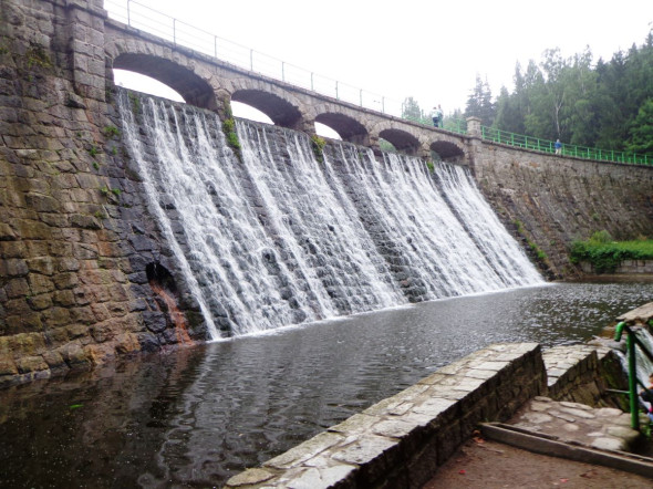 Zapora wodna na rzece omnicy w Karpaczu