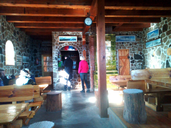 wnętrze schronisko Wysoki Kamień