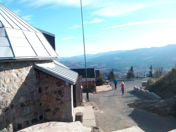 schronisko Wysoki Kamień i widok na Karkonosze