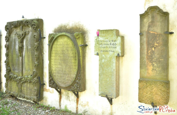 Zabytkowe Nagrobki na Kościele w Szklarskiej Porębie Dolnej