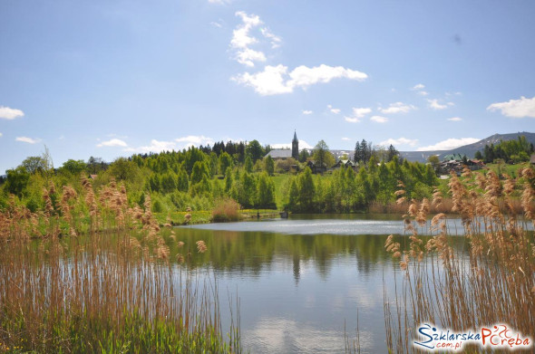 Kościół pw. Bożego Ciała i staw w Dolinie Szczęścia
