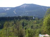 Kościół pw. Bożego Ciała na tle Szrenicy