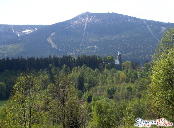 Kościół pw. Bożego Ciała na tle Szrenicy
