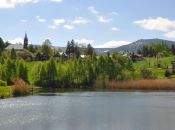 Kościół pw. Bożego Ciała widok znad stawu