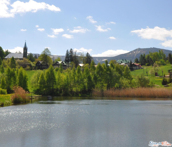Kościół pw. Bożego Ciała widok znad stawu
