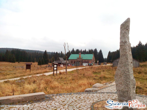 zegar słoneczny w tle Schronisko Orle