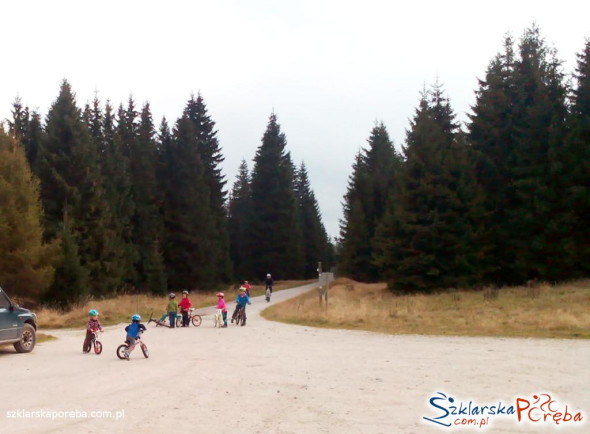 mali rowerzyści na szlaku z Jakuszyc do Orlego