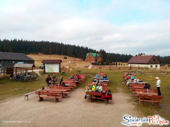 ławeczki przed  Schroniskiem Orle