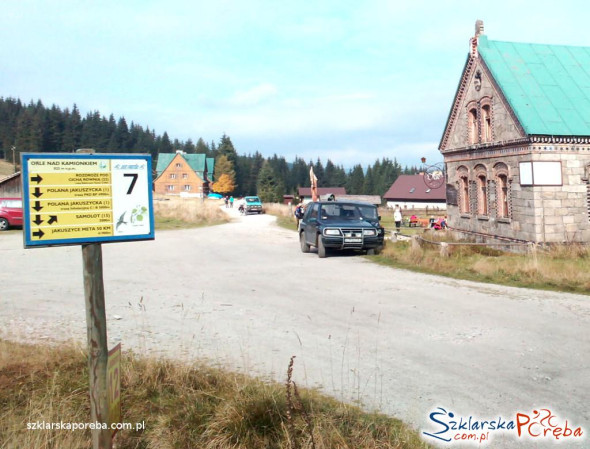 drogowskaz szlaków przed Schroniskiem Orle